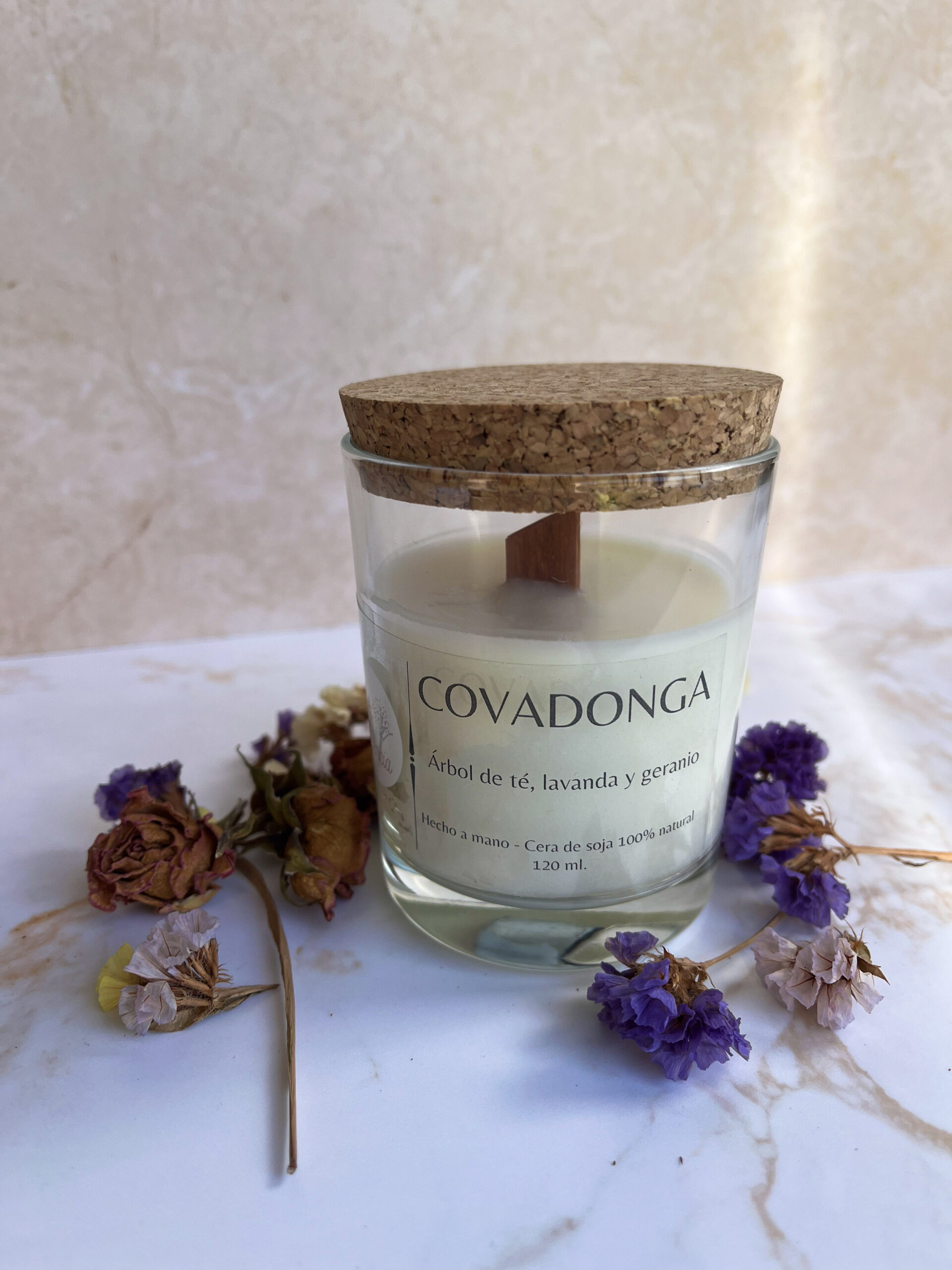 Vela aromática Covadonga - Árbol de Té, Lavanda y Geranio (120g) - Imagen 2
