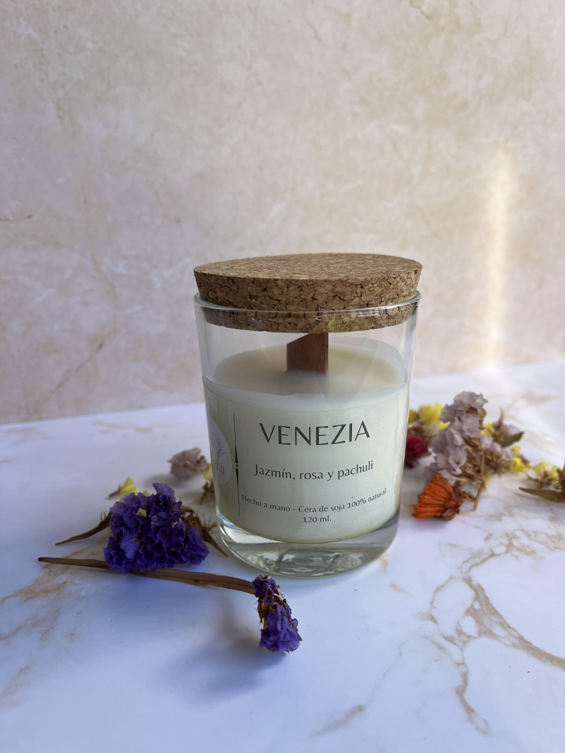 Vela aromática Venezia - Rosas, Jazmín y Pachuli (120g) - Imagen 2